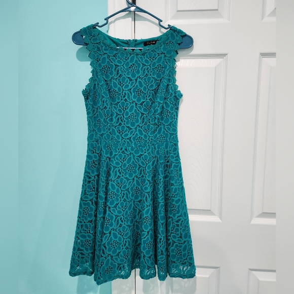 City Studio Dresses & Skirts - Green Sleeveless City Studio Dress Size 7